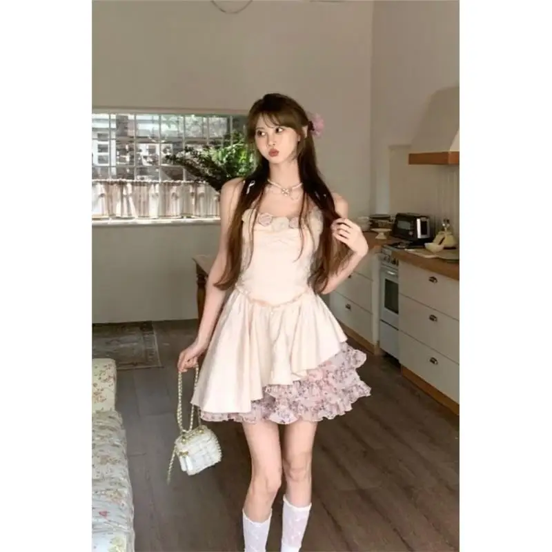 robe-de-mariee-personnalisee-faite-a-la-main-style-ete-motif-roses-peintes-a-l'huile-avec-dentelle-sans-bretelles-conception-sur-mesure