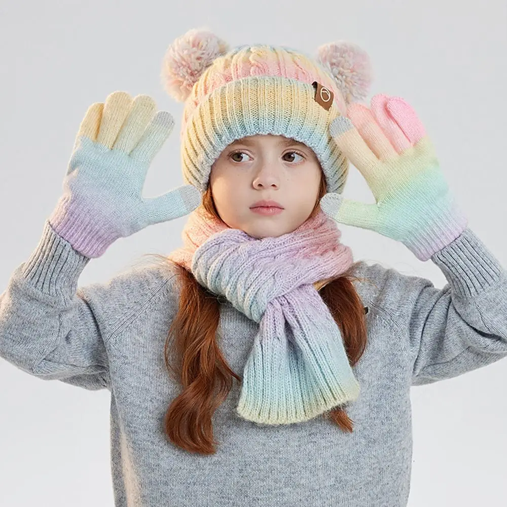 

3 шт., детские зимние шапки с защитой от холода, шарфы, перчатки, защита ушей, градиентные цвета, шапочки с помпонами, уличная теплая шапка для девочек и мальчиков