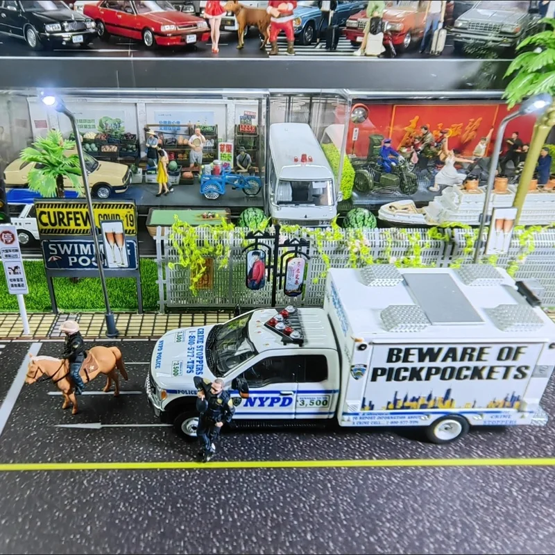 New 1/64 Miniature Model Of Male Police Officer Riding A Horse DIY Hand Drawn Car Model Scene Matching Collection Ornament Gift