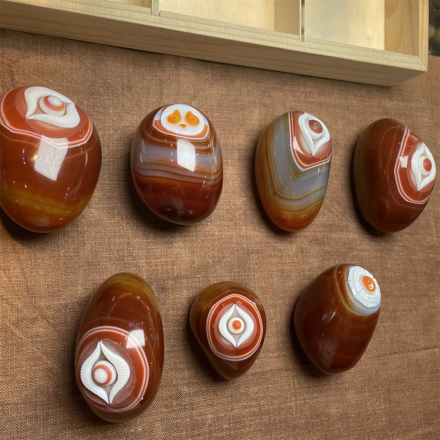 1pcs/lot Natural agate rough stone carved beads Red white colors Tai Chi Bagua Panda Ghost Buddha Eyes Irregular egg shape