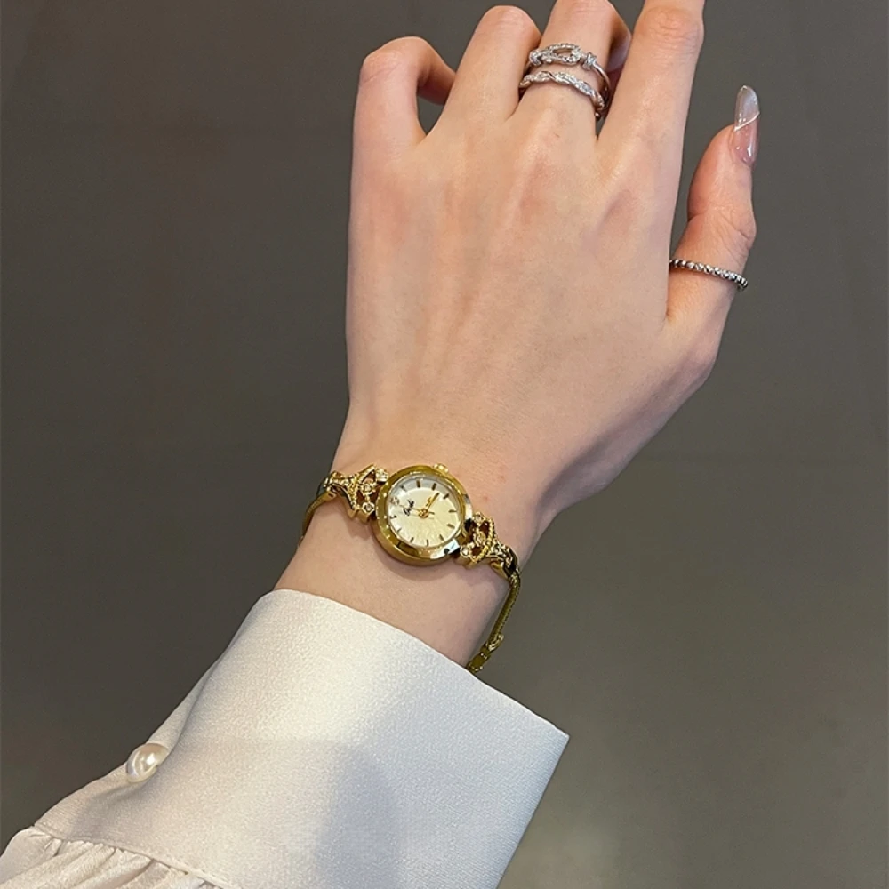 Orologio da donna ultrasottile alla moda Orologio da polso al quarzo con quadrante piccolo dorato di lusso Orologio da polso da donna semplice ed elegante da donna