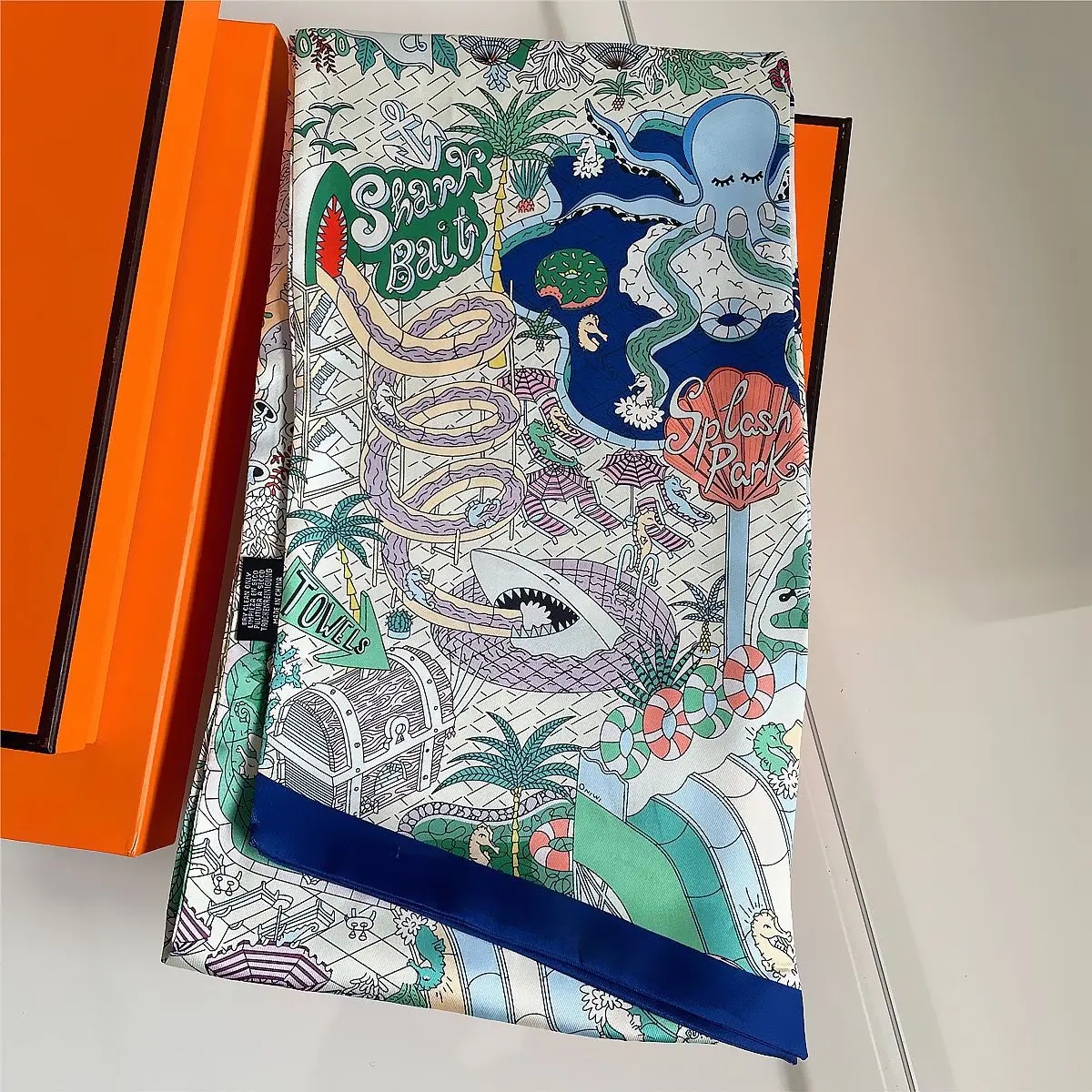 Versione coreana calda del nuovo parco divertimenti Moda femminile Versatile striscia di stampa a doppio strato Sciarpa decorativa in twill regalo