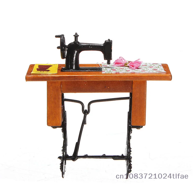 1 szt. Miniaturowa, dekorowana maszyna do szycia w skali 1:12, zabawka meblowa do domku dla lalek, modne i zabawne zabawki.