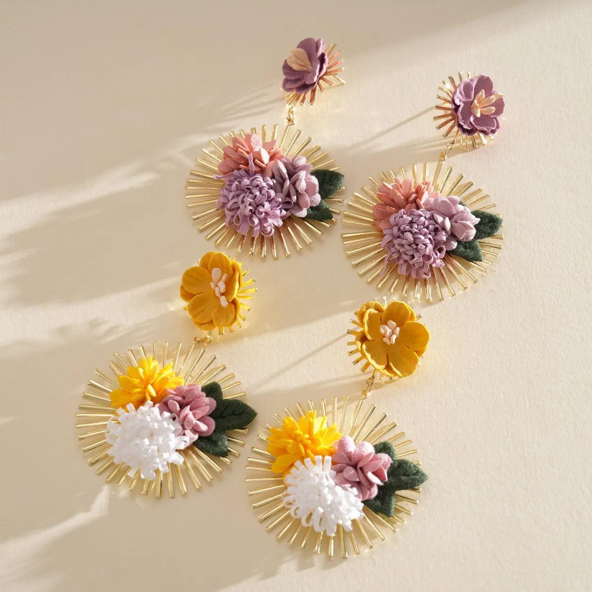 Stoffkunst-Blumen-Ohrringe mit Silbernadel, schlichte, süße, frische Ohrringe mit edlem Touch. – Detail 1