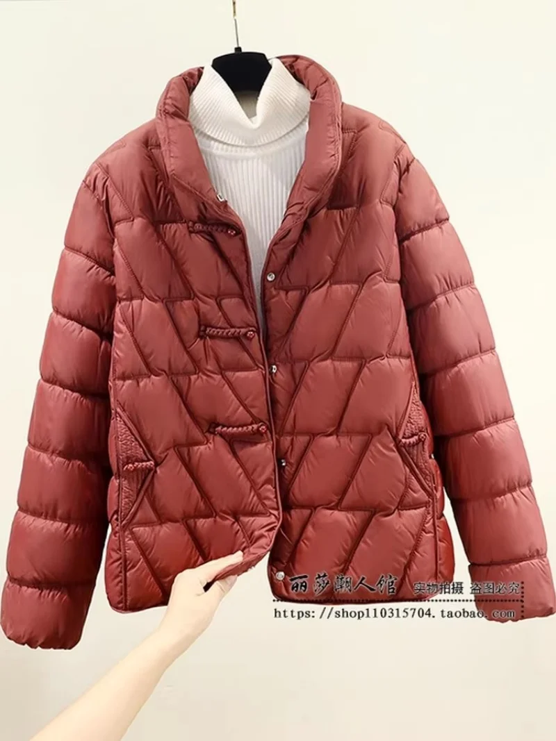 سترة نسائية صينية قصيرة شتاء 2025، معطف مبطن بإبزيم وياقة واقفة، بلوزة مبطنة من القطن على الطراز العرقي w1878
