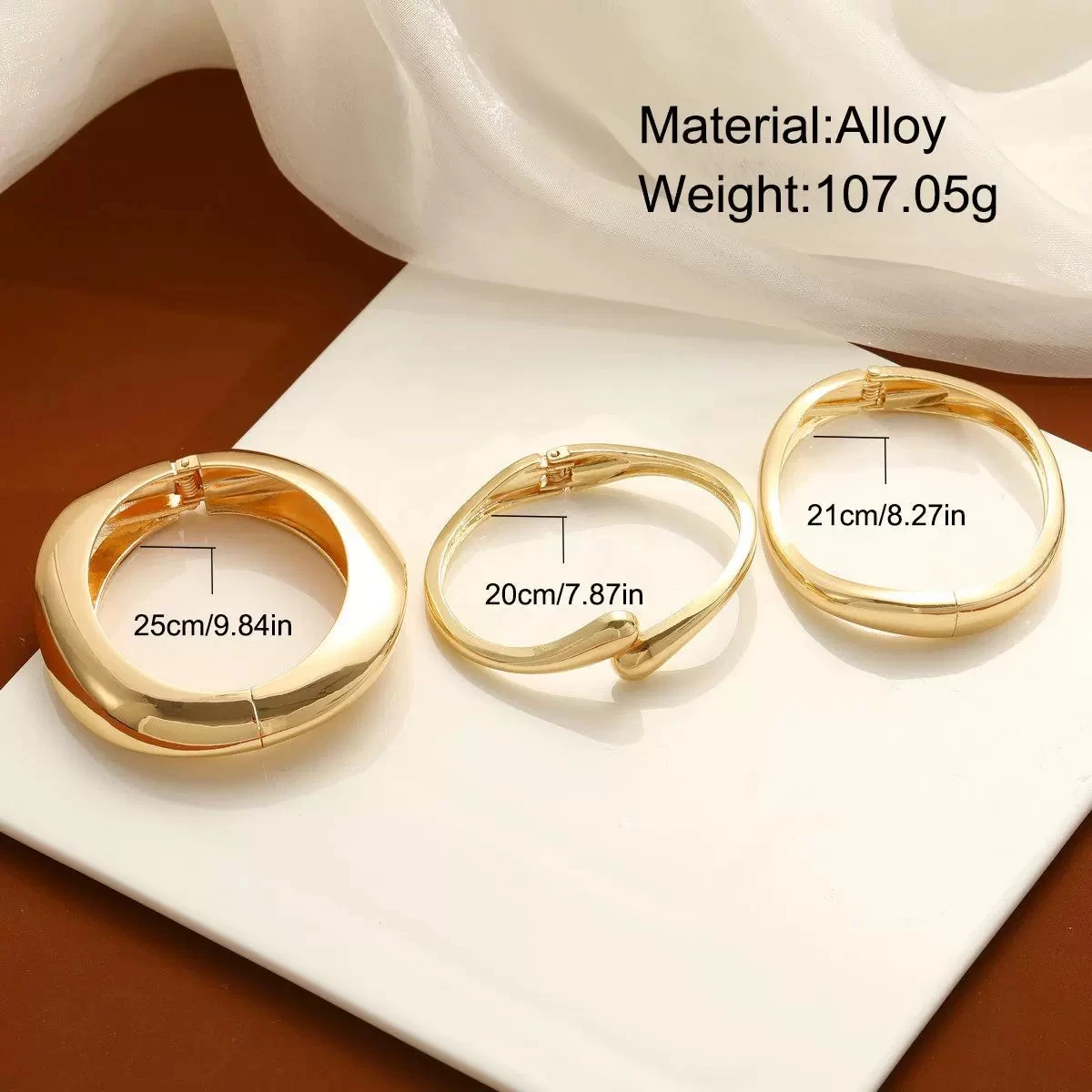 Minimalistisches, goldfarbenes, klobiges Armreif-Design für Damen, modisch, elegant, wasserdicht, offenes Armband, Retro-Schmuckaccessoire. – Detail 1