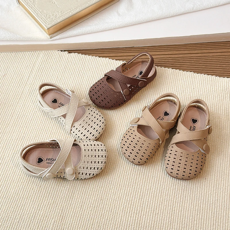 

Новые летние детские сандалии Мэри Джейн с перфорацией, дышащие, повседневные, на плоской подошве, нескользящие, для девочек, школьные, модные, в стиле ретро