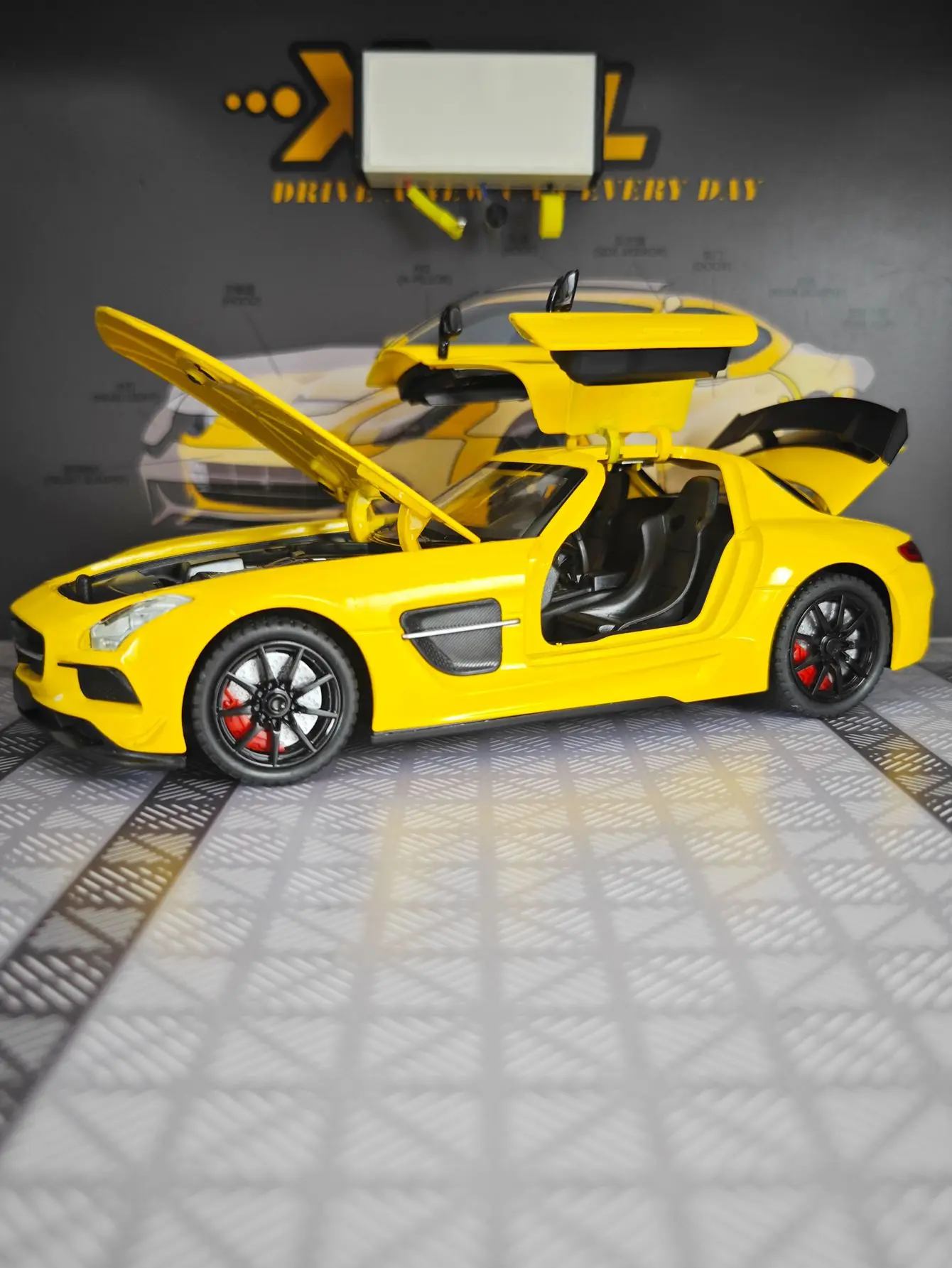 1:24 SLS AMG supercoche de aleación modelo adornos de coche puerta de ala de gaviota se puede abrir tiene funciones de sonido y iluminación simuladas