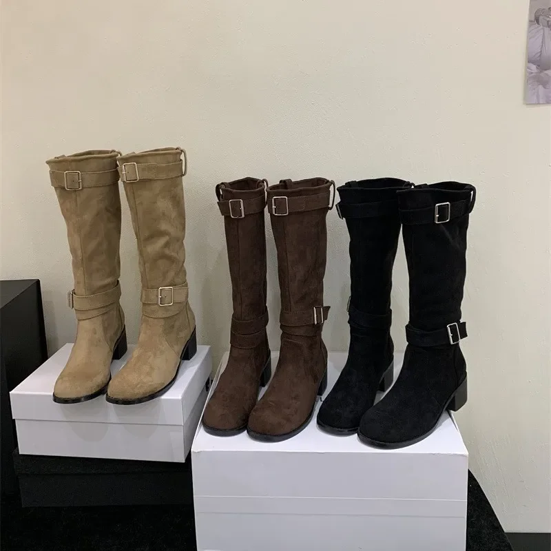 

Женские длинные сапоги с пряжкой на ремне, замшевые модные ботинки на толстом каблуке, уличные рыцарские сапоги на толстой подошве, зимние модные однотонные женские ботинки