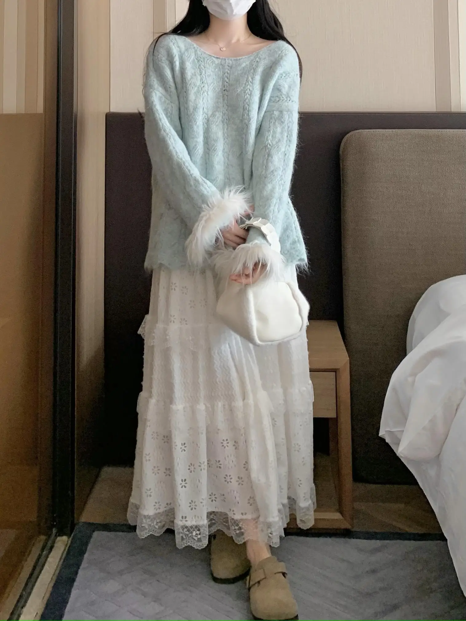 

Мягкий вязаный свитер с круглым вырезом, из смесовой ткани (полиэстер и шерсть), стандартной длины, в нежном стиле.