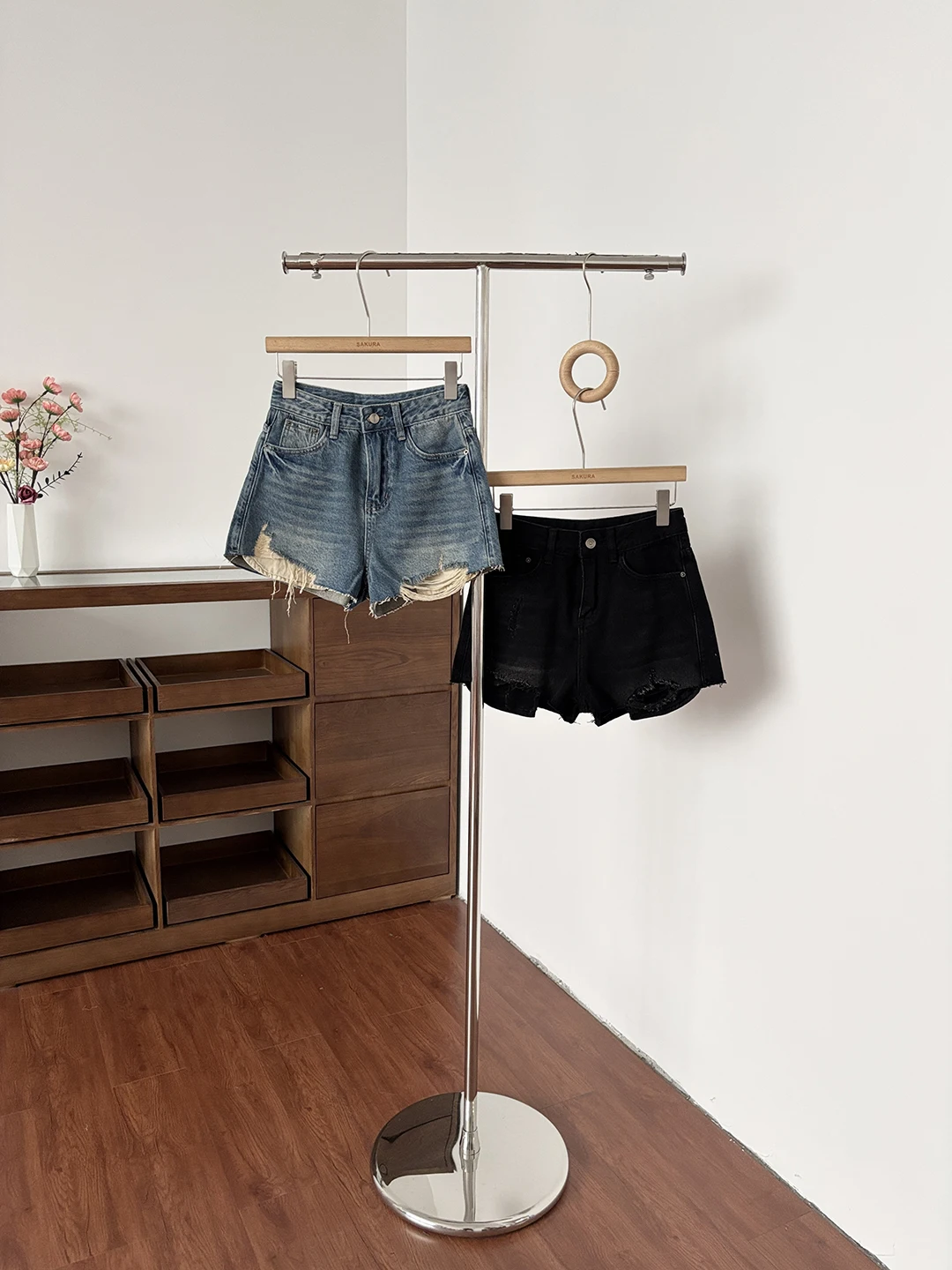 

High Waist Distressed Denim Shorts Women's Summer Fashion Trendy Girls' Versatile Frayed Hem Jeans High Waist Hot Pants