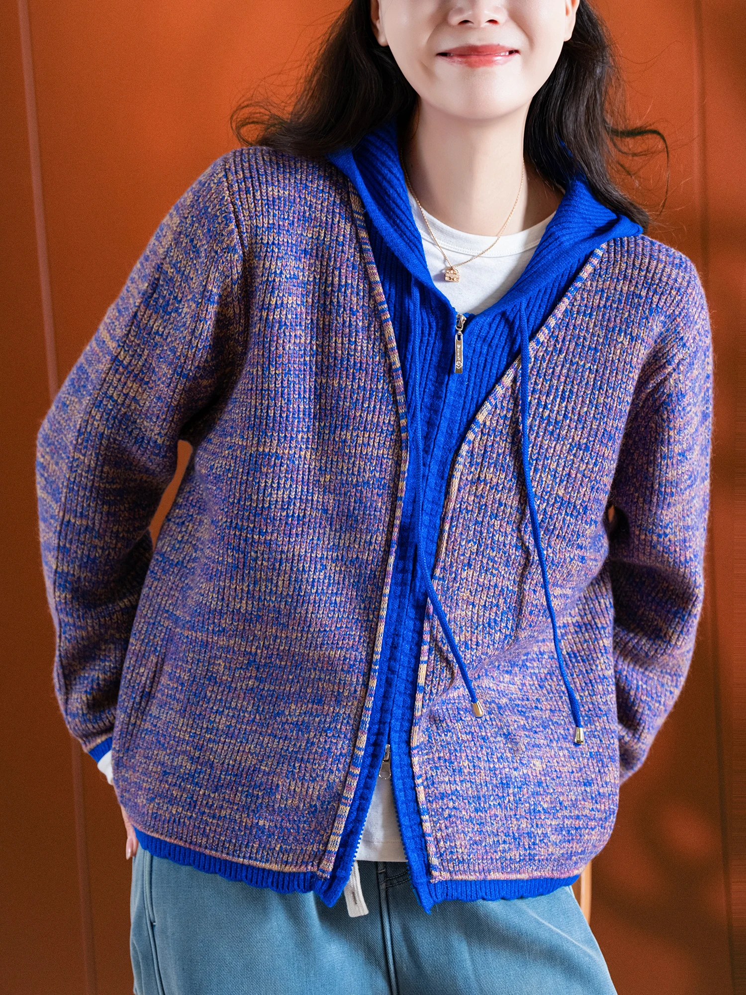 

Свободная вязаная женская куртка с капюшоном на молнии, контрастными вставками и длинными рукавами, повседневная, из смесовой ткани (полиэстер, нейлон, вискоза)