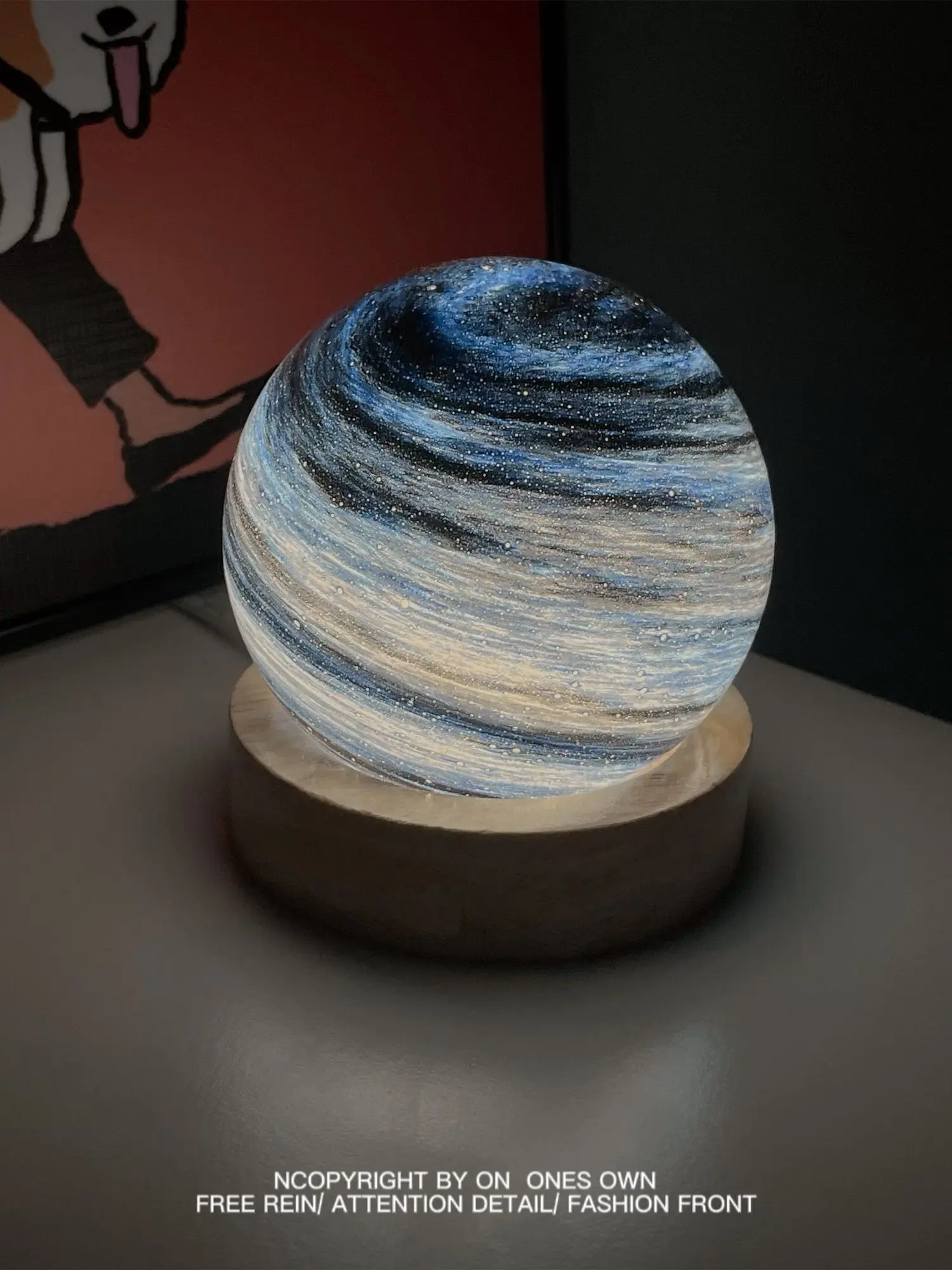 

Всё ещё тайно ждут прекрасной ночи в космосе " — романтический ночник-планета, креативный и душевный подарок.