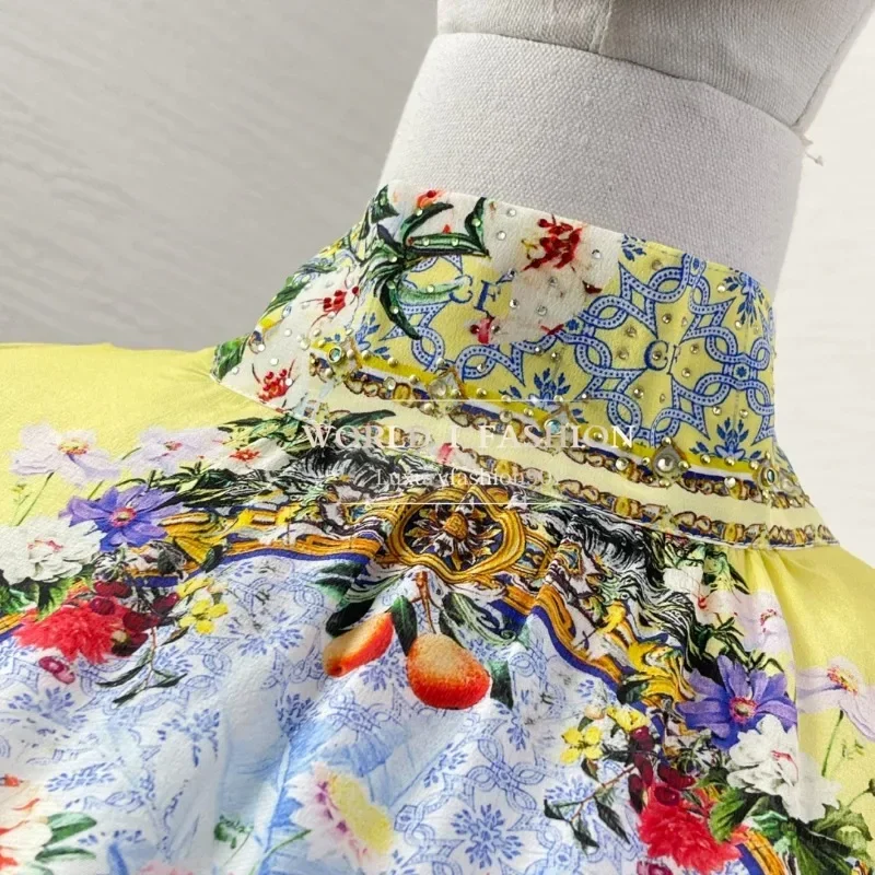 Abito lungo senza maniche con stampa floreale gialla a farfalla in seta 2025