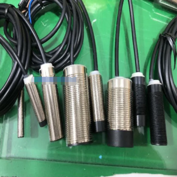 

1 шт. Xs4p12na370 Совершенно новый оригинальный точечный ПЛК