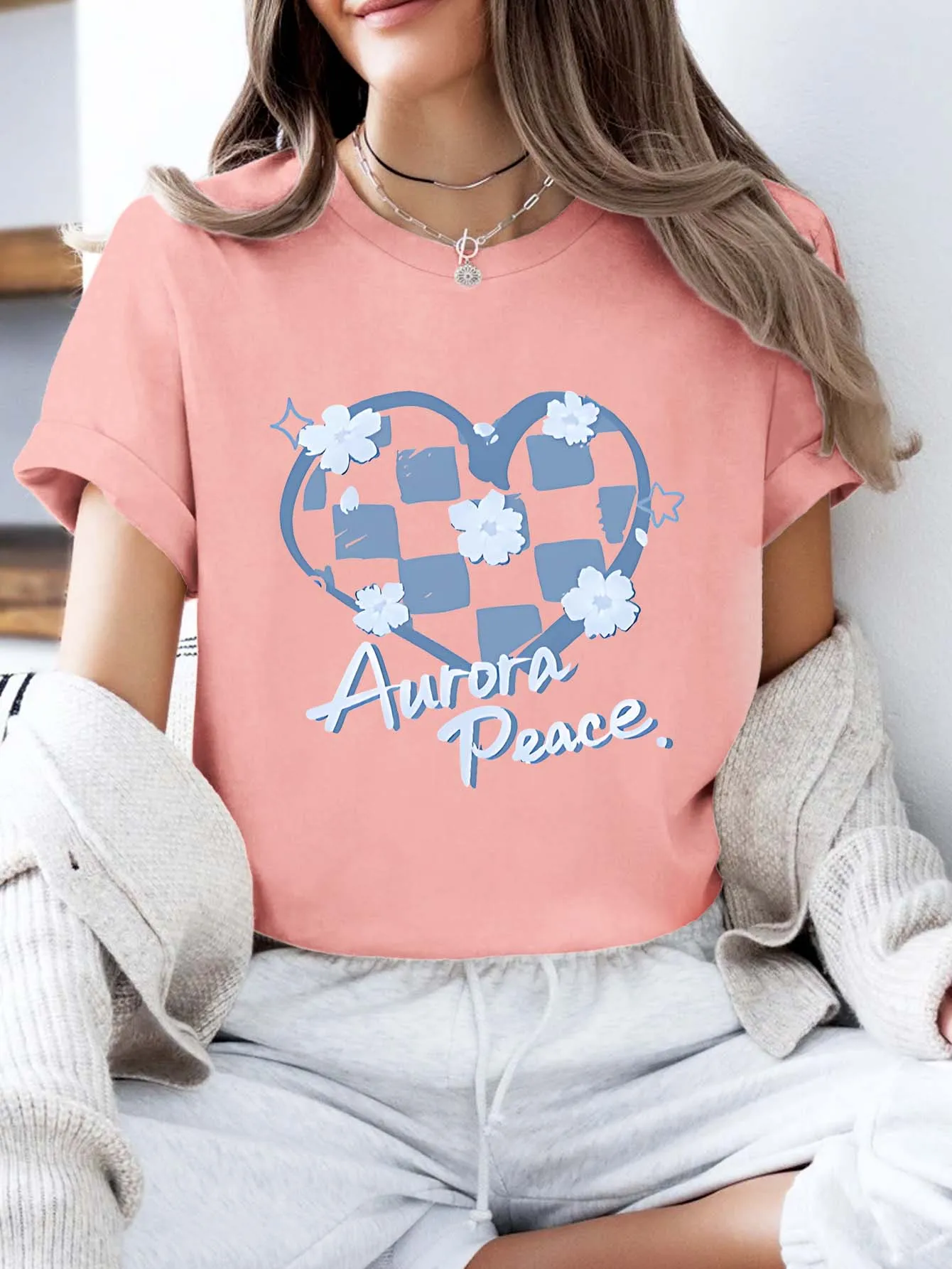 Kaos Lengan Pendek Ukuran Plus Pakaian Wanita: Grafis Hati Kotak-kotak & Bunga “Aurora Peace”