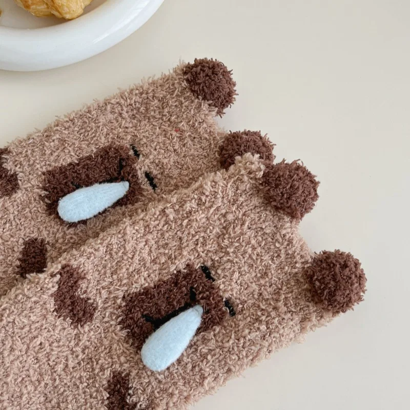 Calcetines gruesos de lana Coral para mujer, calcetines para dormir en casa con bordado de dibujos animados, calcetines antideslizantes para el suelo