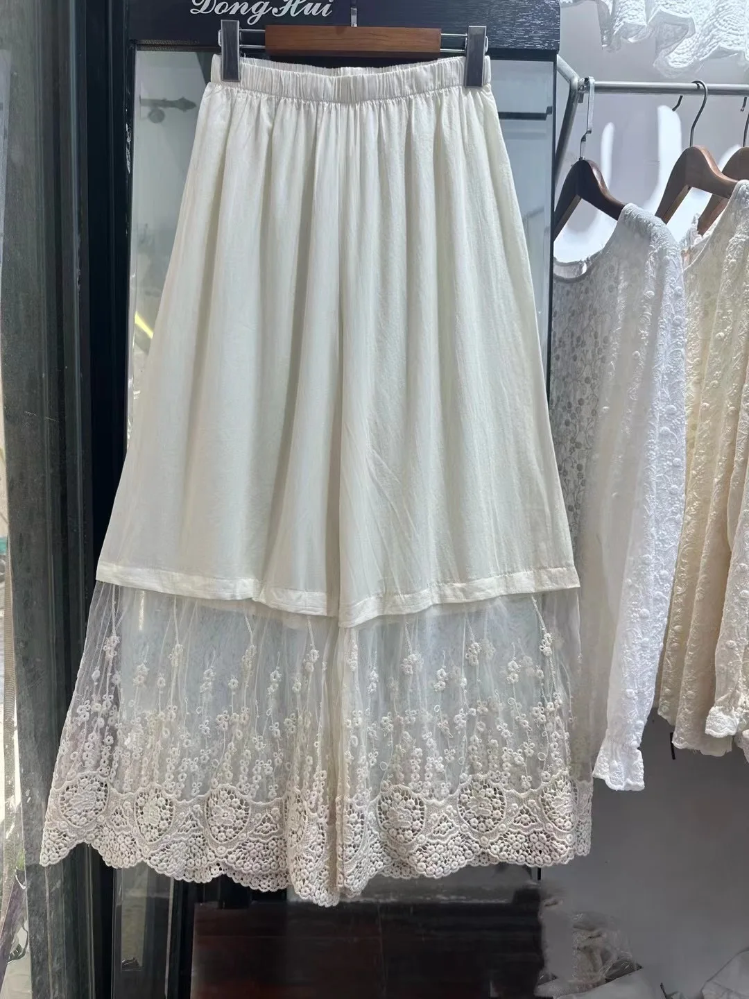 Pantaloni Larghi in Cotone a Strato Singolo con Ricamo Elaborato e Inserti in Pizzo, Pantaloni Casual a Tre Quarti con Sovrapposizione