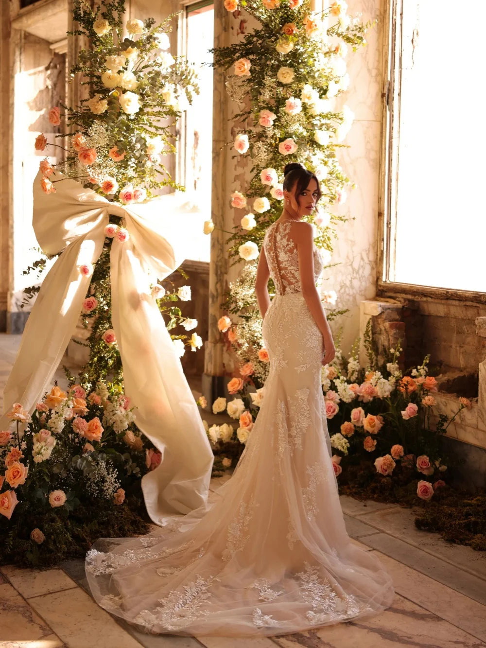 Abito da sposa a sirena con applicazioni in pizzo con mantella Abito da sposa lungo fino al pavimento senza maniche affascinante Abiti avorio personalizzati per la sposa