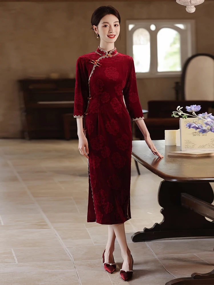 

Красное бархатное ципао с улучшенным дизайном, в стиле ретро, с низким разрезом, длинными рукавами и цветочным узором, для повседневной носки для мам