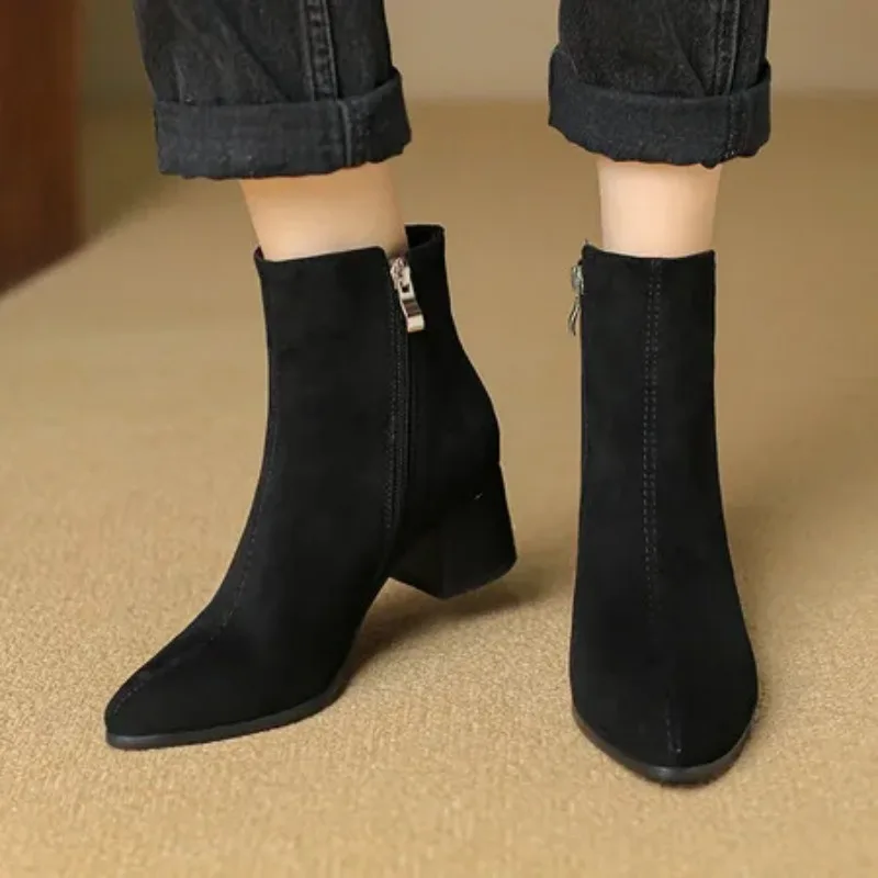 

Женские ботильоны на высоком массивном каблуке, с металлической пряжкой, размеры 32-43