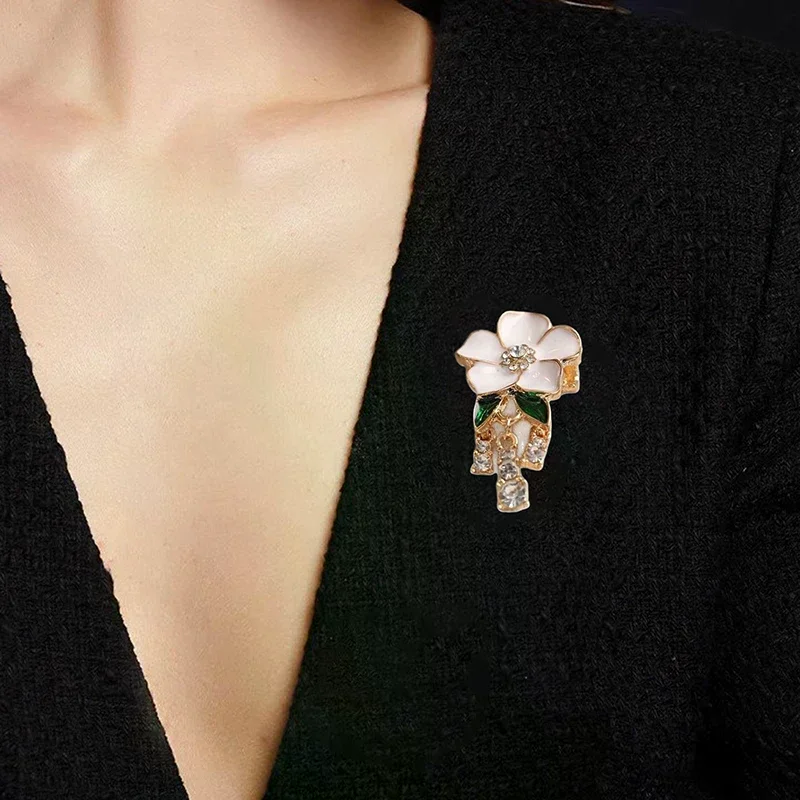 أنيقة الأبيض بالتنقيط النفط زهرة الكاميليا دبابيس للنساء سيدة مزاجه حجر الراين شرابة قلادة بروش مجوهرات الحفلات عادية #3