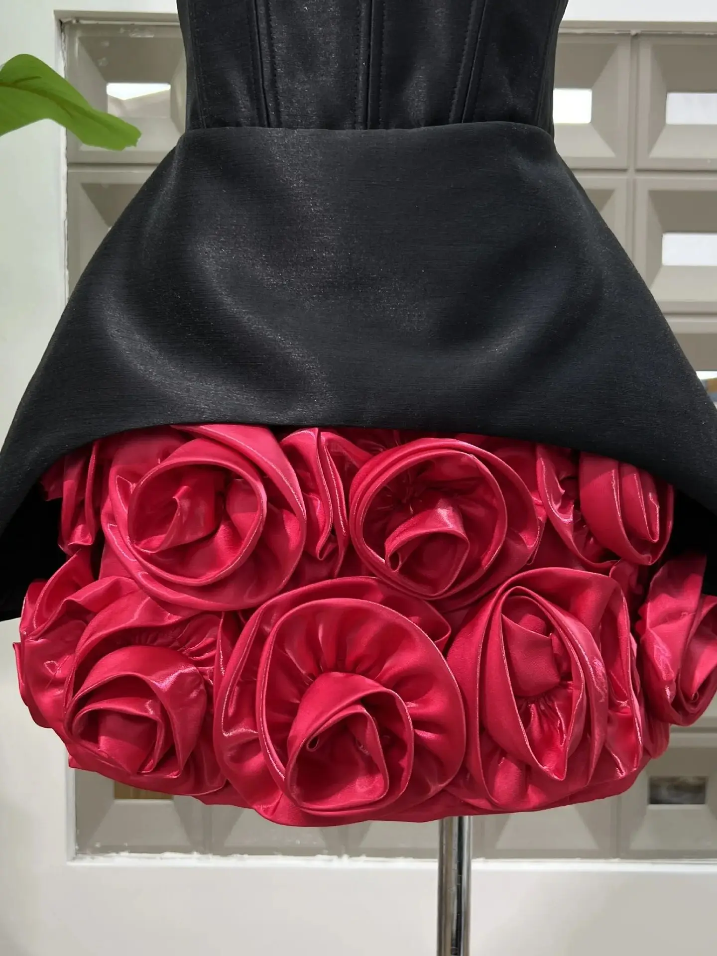 ชุดราตรีงานพรอมเจ้าหญิงสีแดงลายดอกกุหลาบ แต่งระบายสีดำ ประดับดอกไม้ 3 มิติ 2 สี ชุดเดรสสั้นสำหรับงานเลี้ยงอย่างเป็นทางการสำหรับผู้หญิง