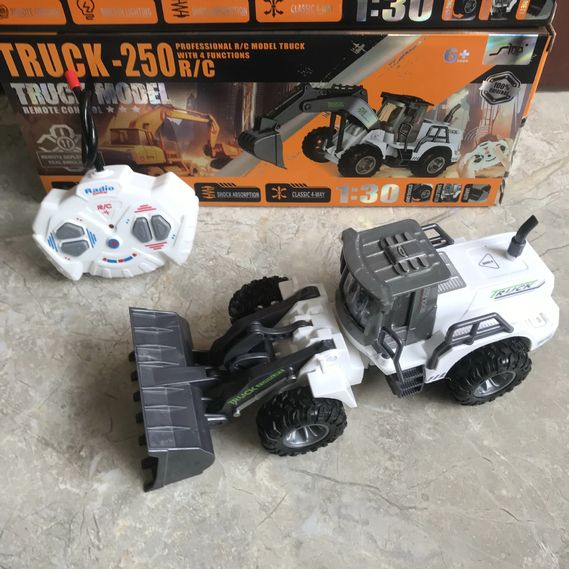 1:30 รีโมทคอนโทรล Bulldozer พร้อมไฟของเล่นเด็ก RC Excavator Road Roller รถบรรทุกของเล่นเด็กจําลองวิศวกรรมยานพาหนะ