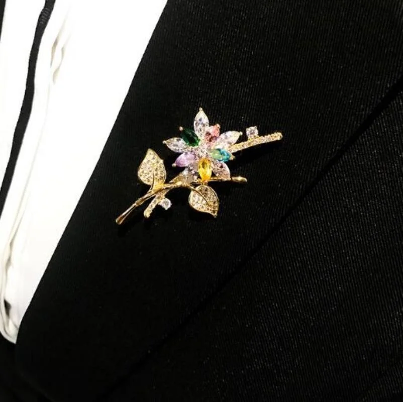 เข็มกลัดแฟชั่นเพทายรูปดอกไม้แฟชั่นคลาสสิกสีสันสดใสของผู้หญิงเข็มกลัดเย็นสุดสร้างสรรค์ของขวัญ aksesoris Bros