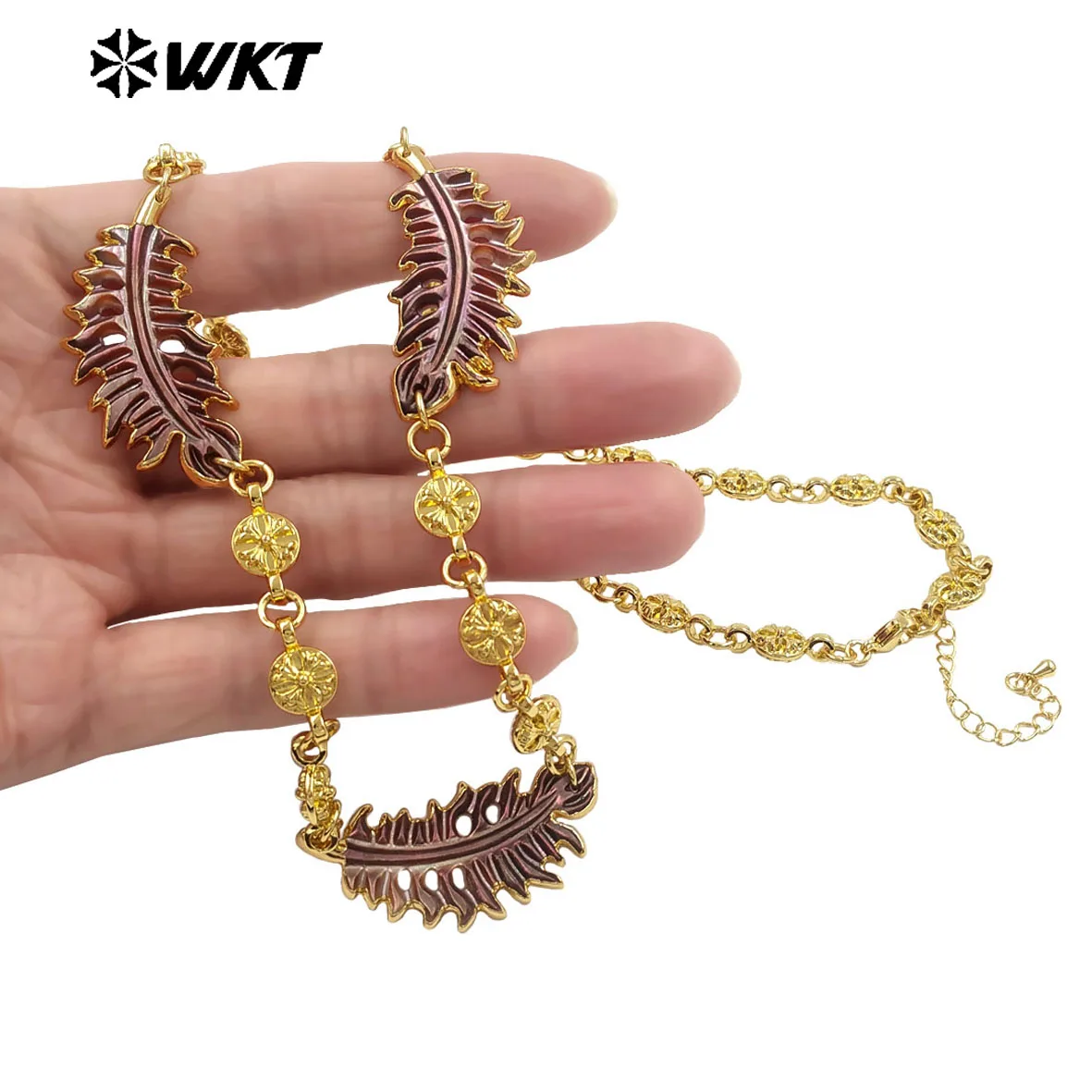 WT-JN351 New Arrival Feather Shape Grey Shell Charms With Brass Flower Engrave Yellow Brass Necklace For Friends Birthday Gifts