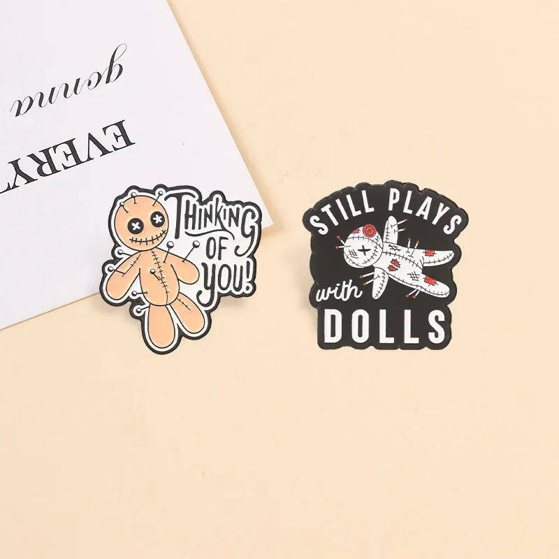 �Noch immer mit Puppen spielen“ – Voodoo-Puppe, sarkastisches Sprichwort, Emaille-Abzeichen, Metall-Anstecknadel, Brosche für Jeans, Reversdekor, Geschenk für Freunde. – Detail 7
