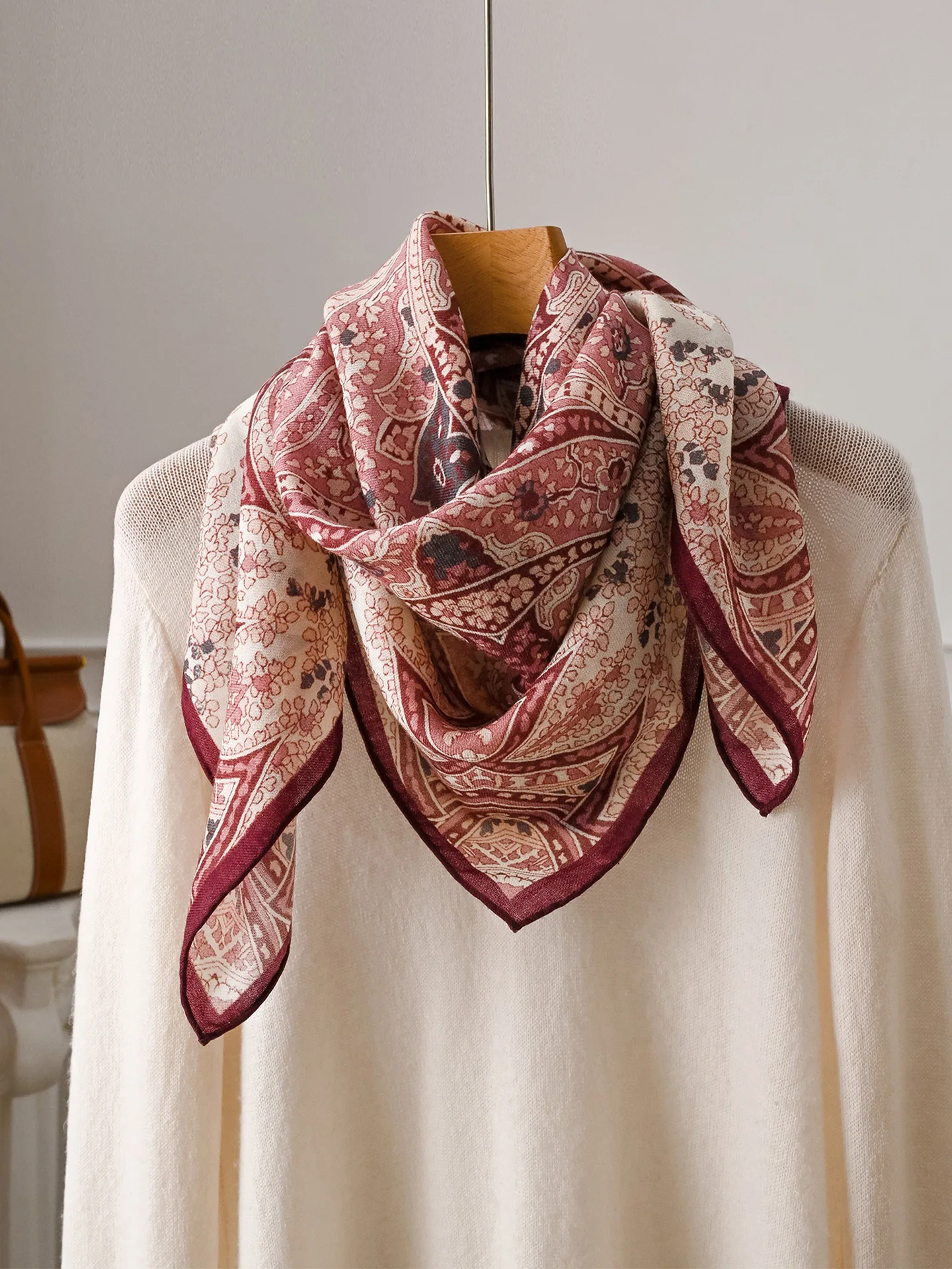 Echarpe-en-laine-et-soie-rouge-pour-femme-nouvelle-collection-printemps-2026-chale-fin-de-luxe-haut-de-gamme-sensation-estivale-pour-le-printemps-et-l'ete