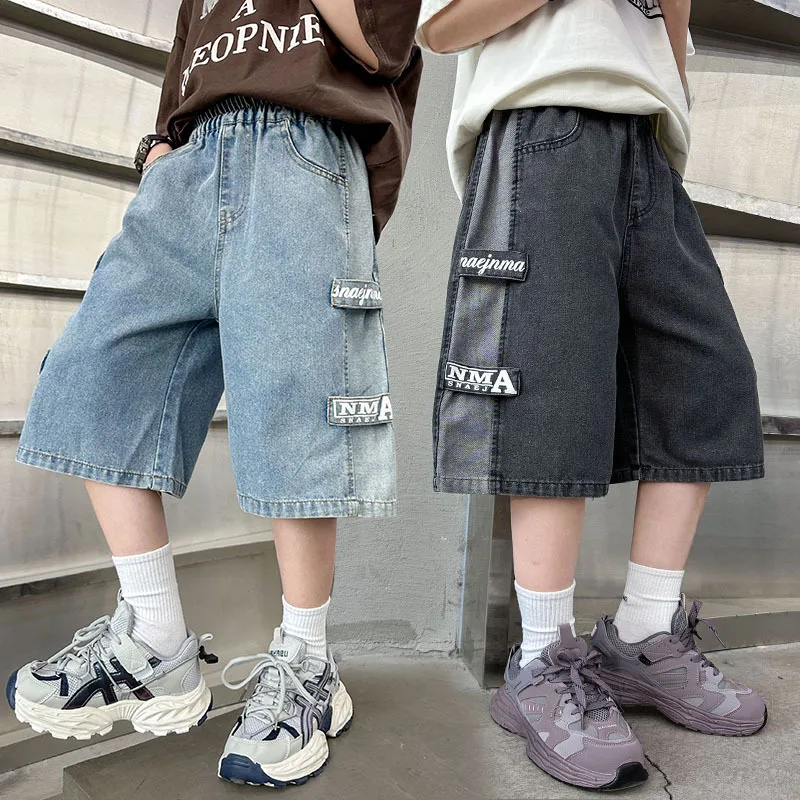 

Летние джинсовые шорты для мальчиков, новинка 2023 года, прямая уличная одежда для больших детей, брюки из пяти частей, детские стильные средние брюки