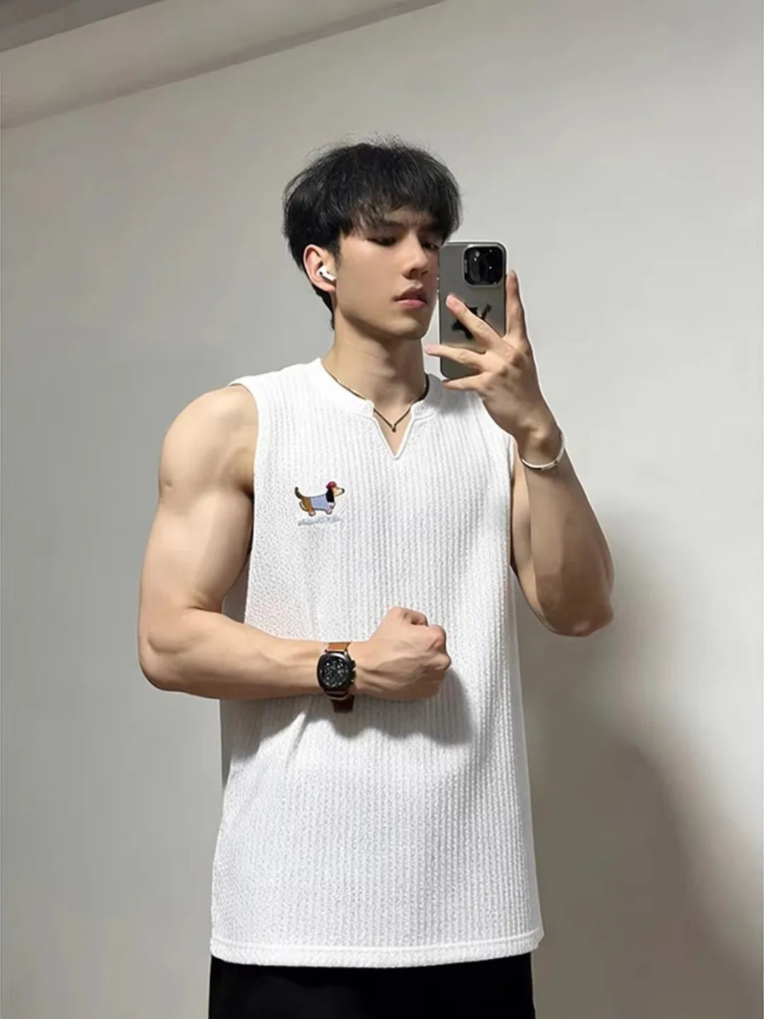 

White Sausage Dog Embroidery V-ne Vest Men's Summer American Cool Svel T-irt Inner Texture oulder Jaet