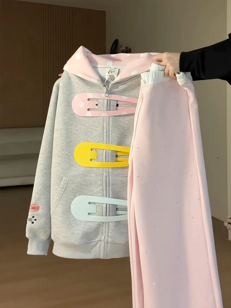 

Модный женский кардиган-худи свободного кроя в горошек с цветными вставками и заколкой для волос