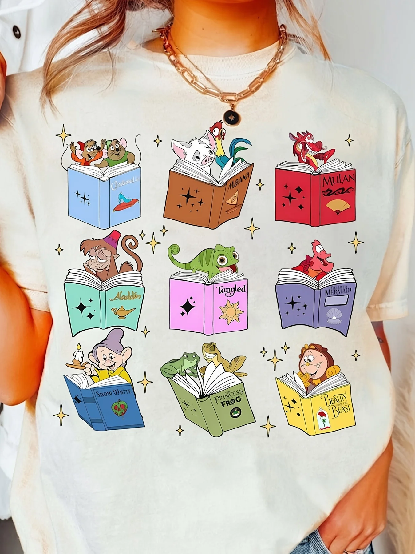 تي شيرت نسائي كاجوال بأكمام قصيرة من Disney Princess Sidekicks Book Club - كتب تصميم قراءة Mashu وPasscal and Flounder #1