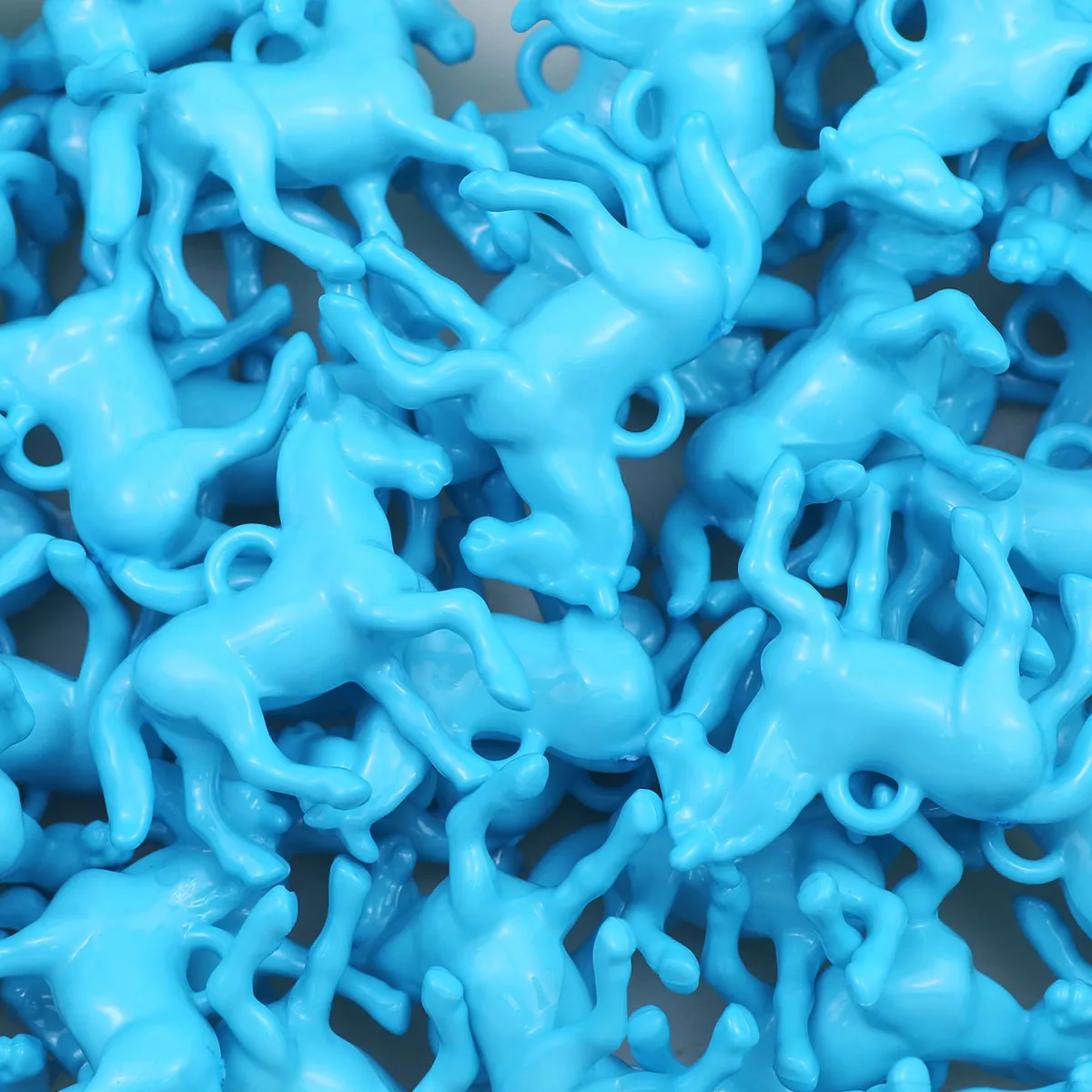 48*42mm Acryl 3D Pony Anhänger in Himmelblau - Handgefertigtes DIY für die Schmuckherstellung Kleiner Anhänger Schmuckzubehör