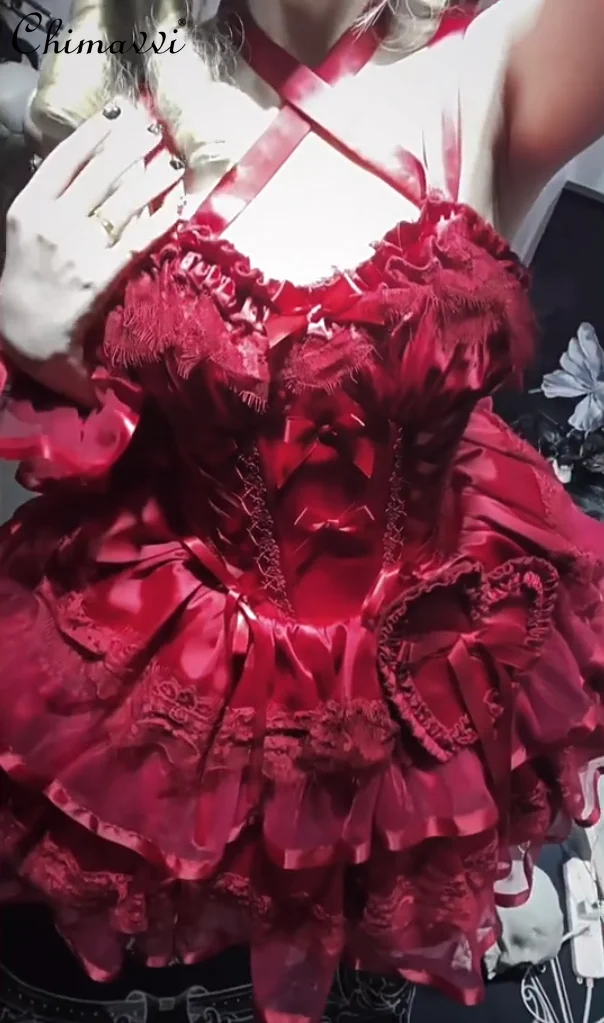 Рисунок 3 - Оригинальное красное платье в готическом