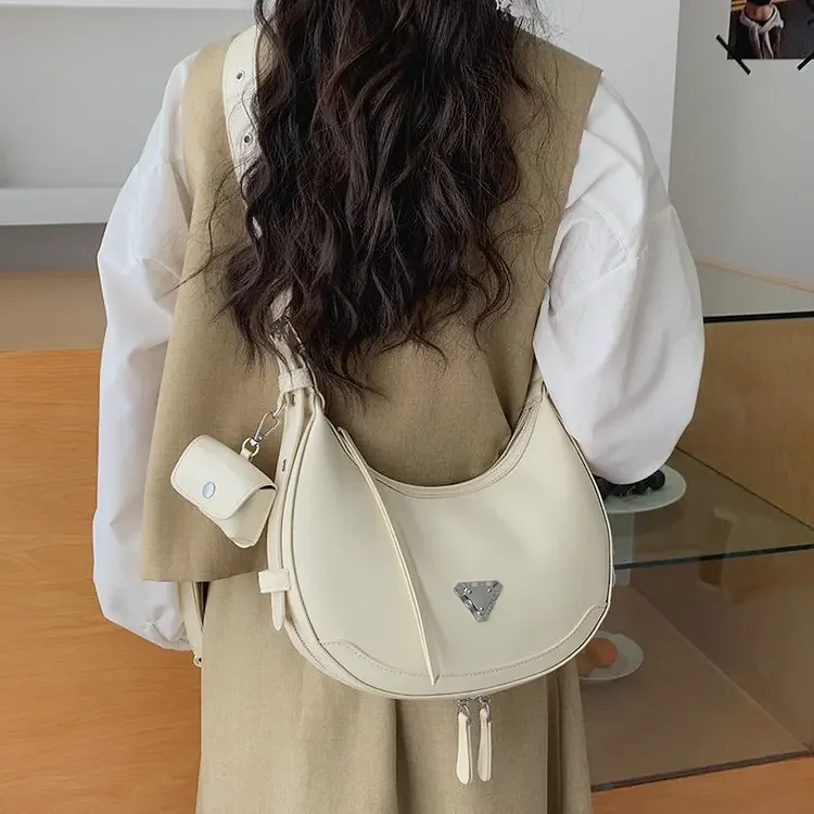 

2026 New Retro European and American Hand Carry Tote Bag Daily Commute Shoulder Messenger Bag Simple and Fashionable Armpit Bag