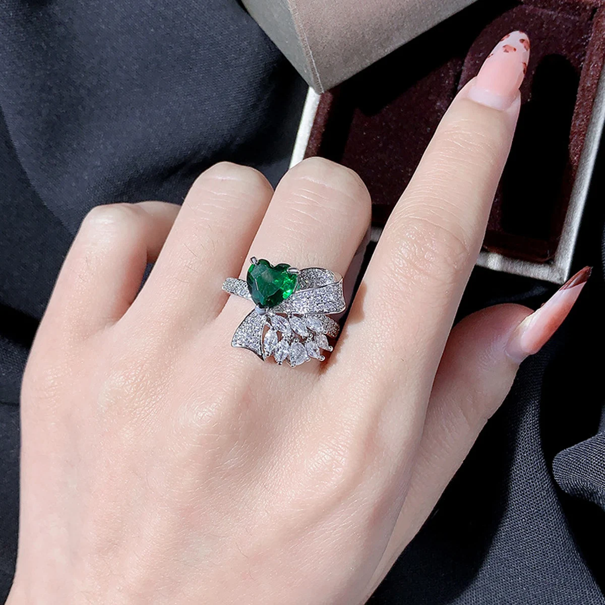 

2025 European and American Love Colored Gems High-grade Emerald Bowknot Open-end Versatile Female Ring Luxurious and Versatile