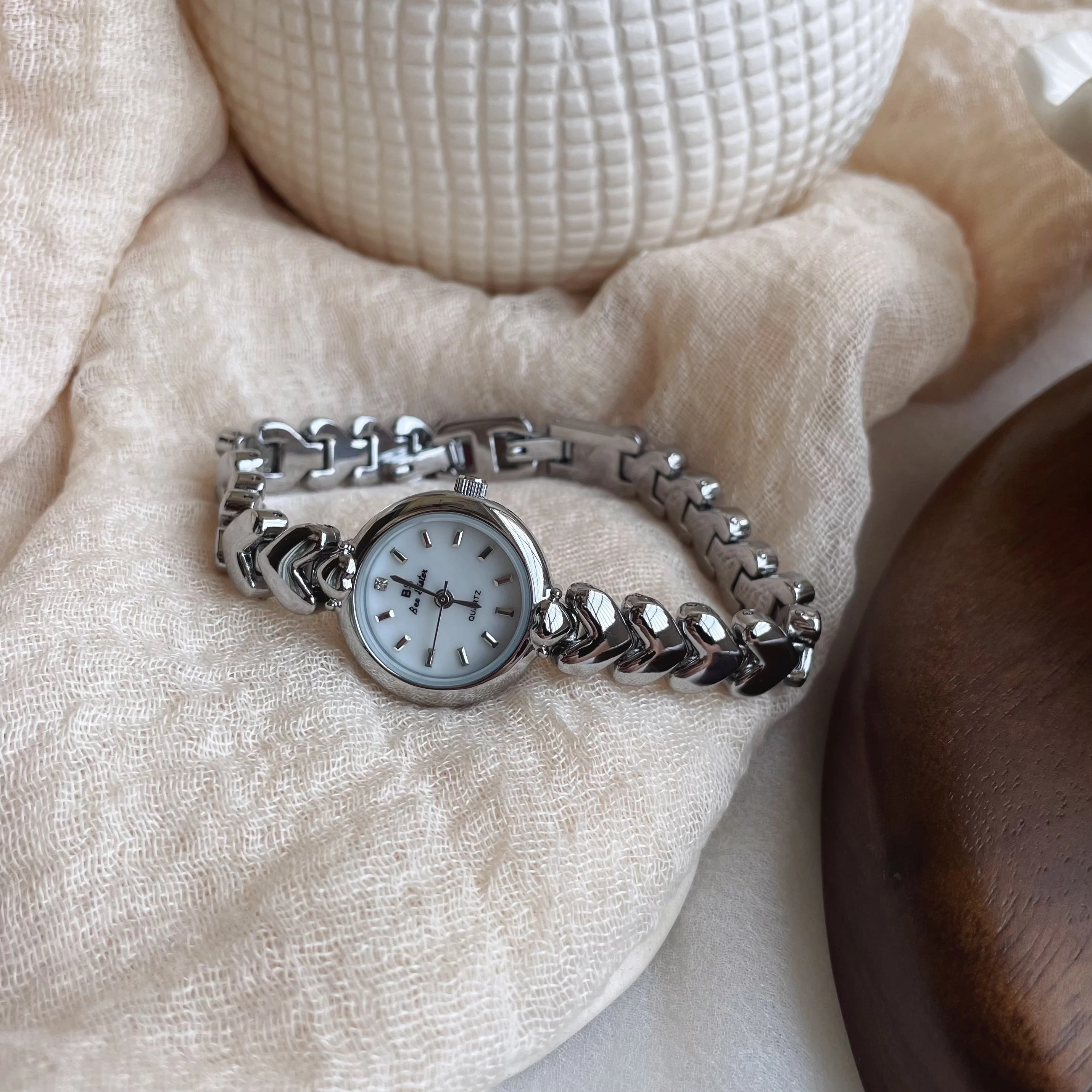 Heart-shaped women's watch, exquisite, compact, high-value, simple, light luxury, and sophisticated, suitable for students.