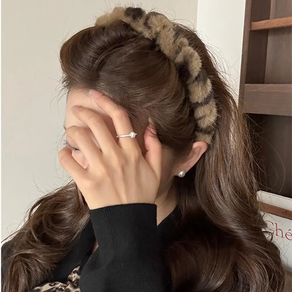 2024 New Leopard Print Plush Hairband Retro Brown Headband Fashion Fluffy Non-slip Teethed Hair Band Cool Girl Hair Accessories