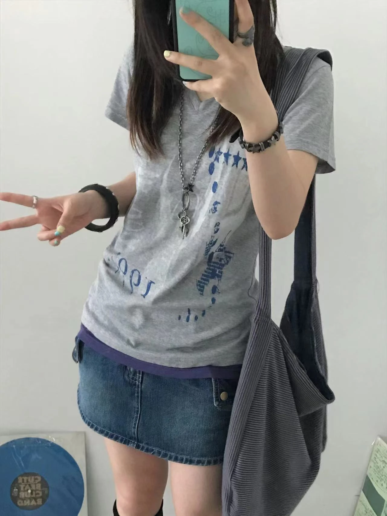 Karrram Japanisches Y2k Fake Zweiteiler-T-Shirt, Trashy 2000er-Jahre-Oberteil mit Buchstaben-Print und V-Ausschnitt, Vintage Harajuku Streetwear, American Retro 90er-Jahre – Detail 12