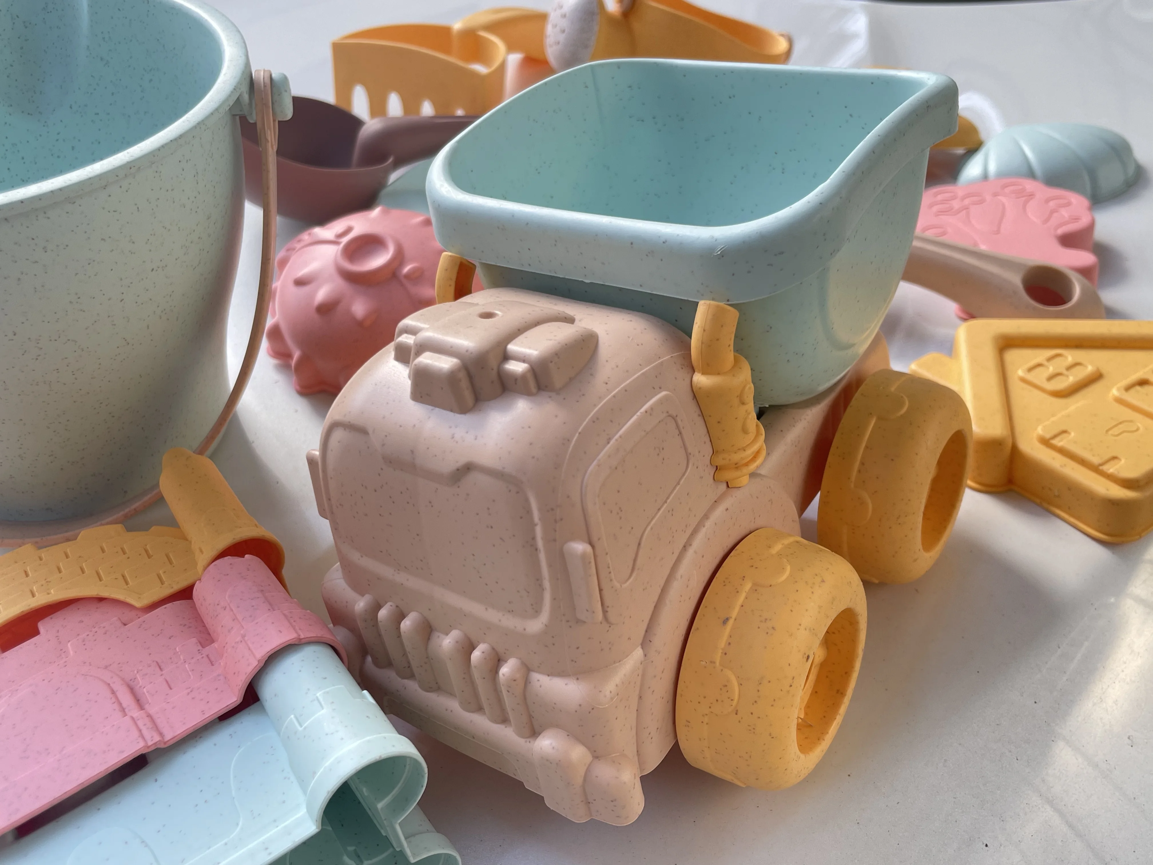 Strandzandspeelgoedset Schop, emmer, gieter en mallen voor kinderen Duurzaam plastic zandbakgereedschap voor buiten, zomercadeau voor kinderen