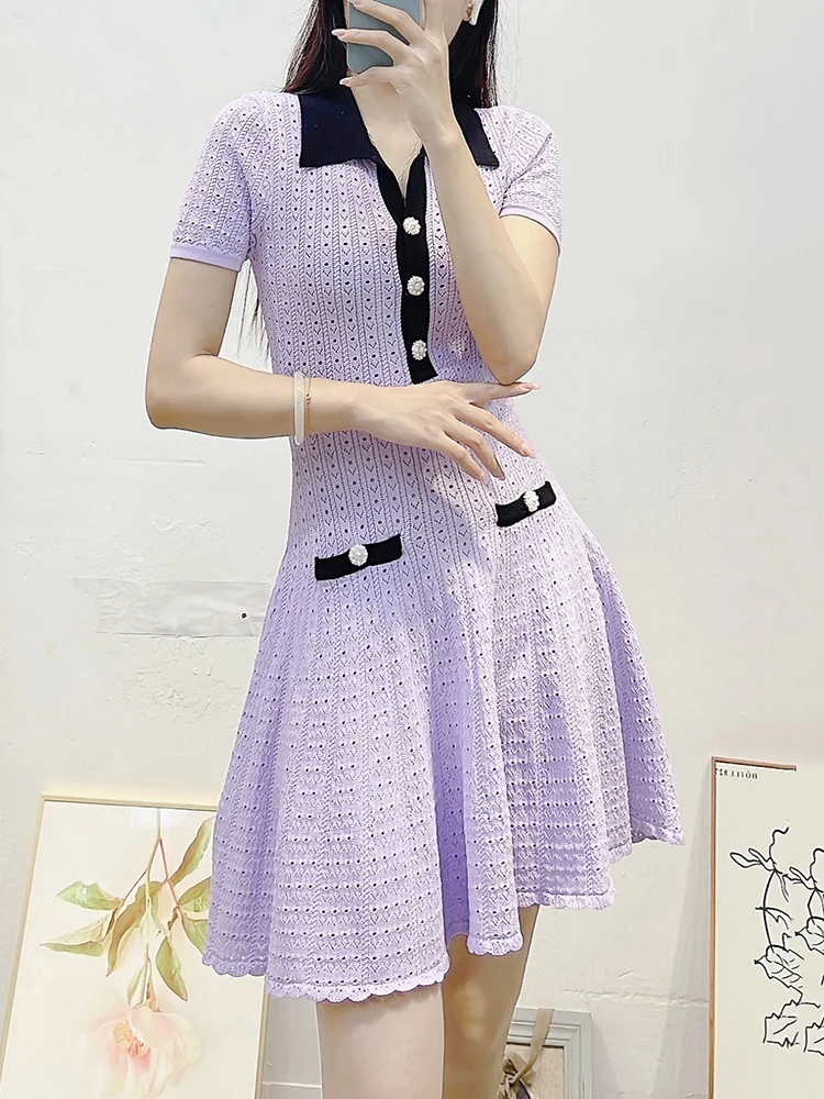 Ein neues lilafarbenes, farbblockierendes, kurzärmliges Strickkleid mit Revers, Ausschnitt und Taille für den Sommer 2025