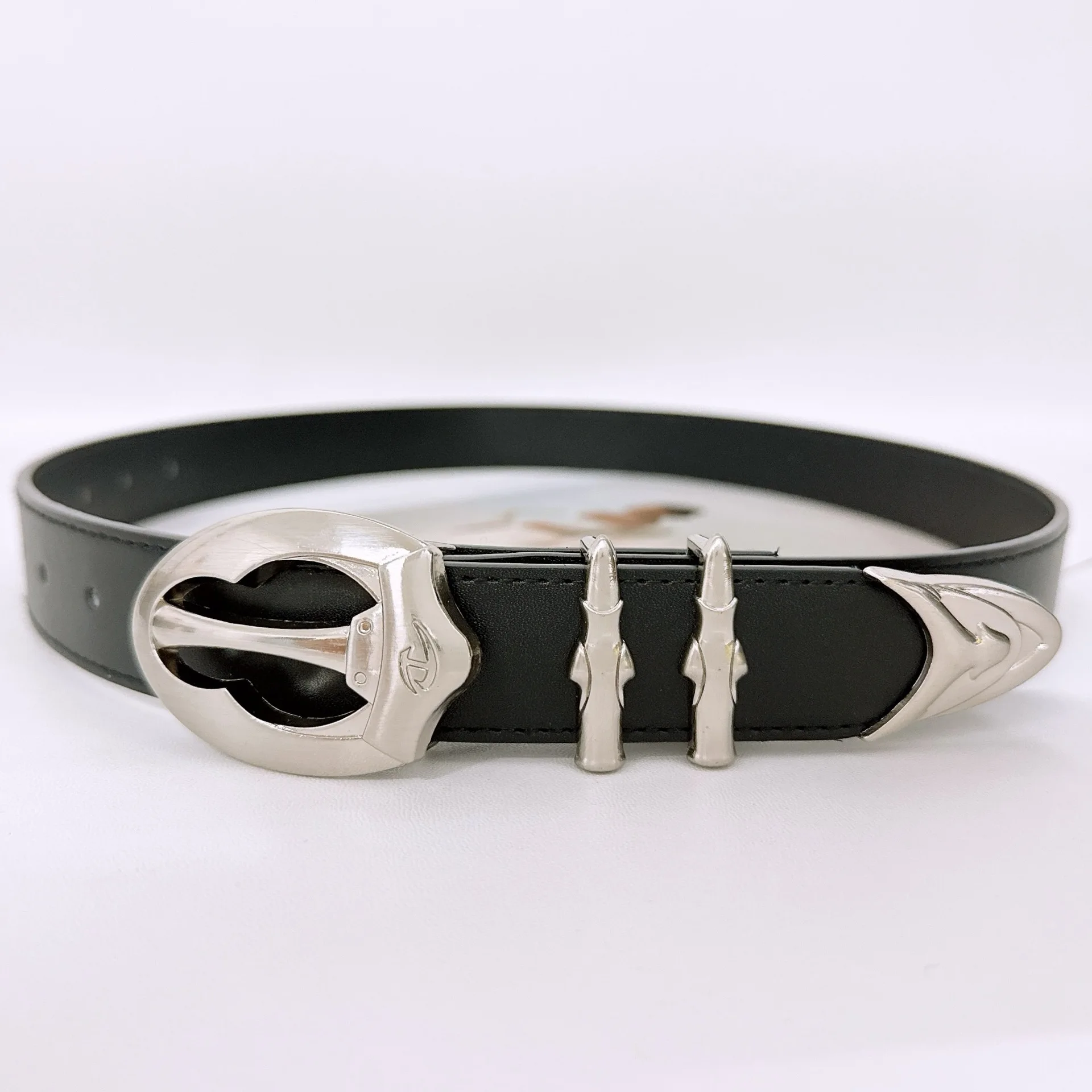 Luxe merken 2025, veelzijdige riem, duurzaamheid, tailleband, stijlvolle metalen gespen, tailleriemen voor dames, mode-accessoire