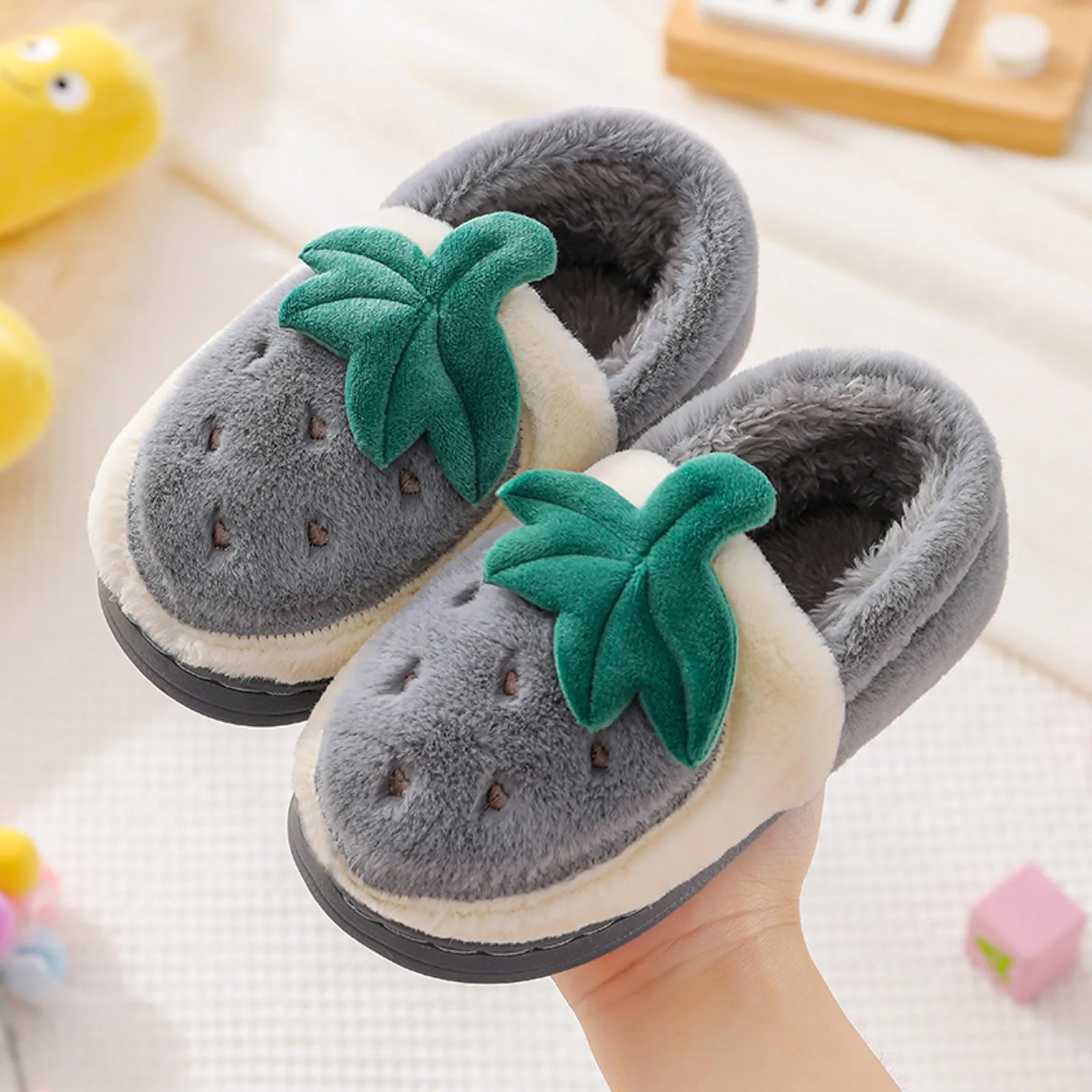 Winter Kids Cotton Plush Strawberry Slippers Children Girls Boys Indoor Wear Soft Non-slip Thick Home Heel Wrap Cotton Shoes