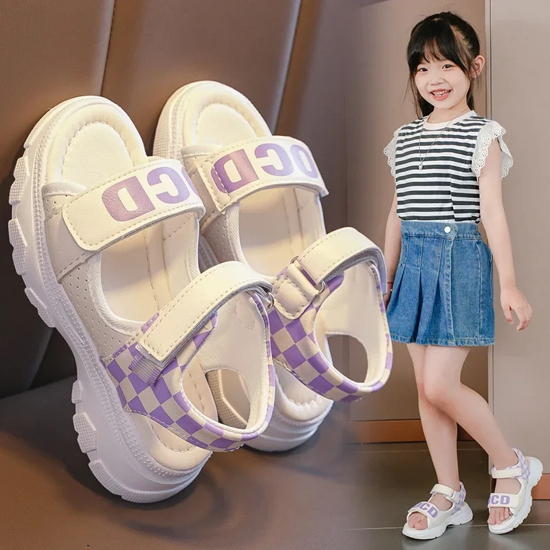 صنادل صيفية للفتيات الصغيرات لعام 2025 أحذية رياضية غير رسمية أحذية شاطئ للفتيات الصغيرات صنادل أطفال مسطحة باللون الأرجواني والوردي