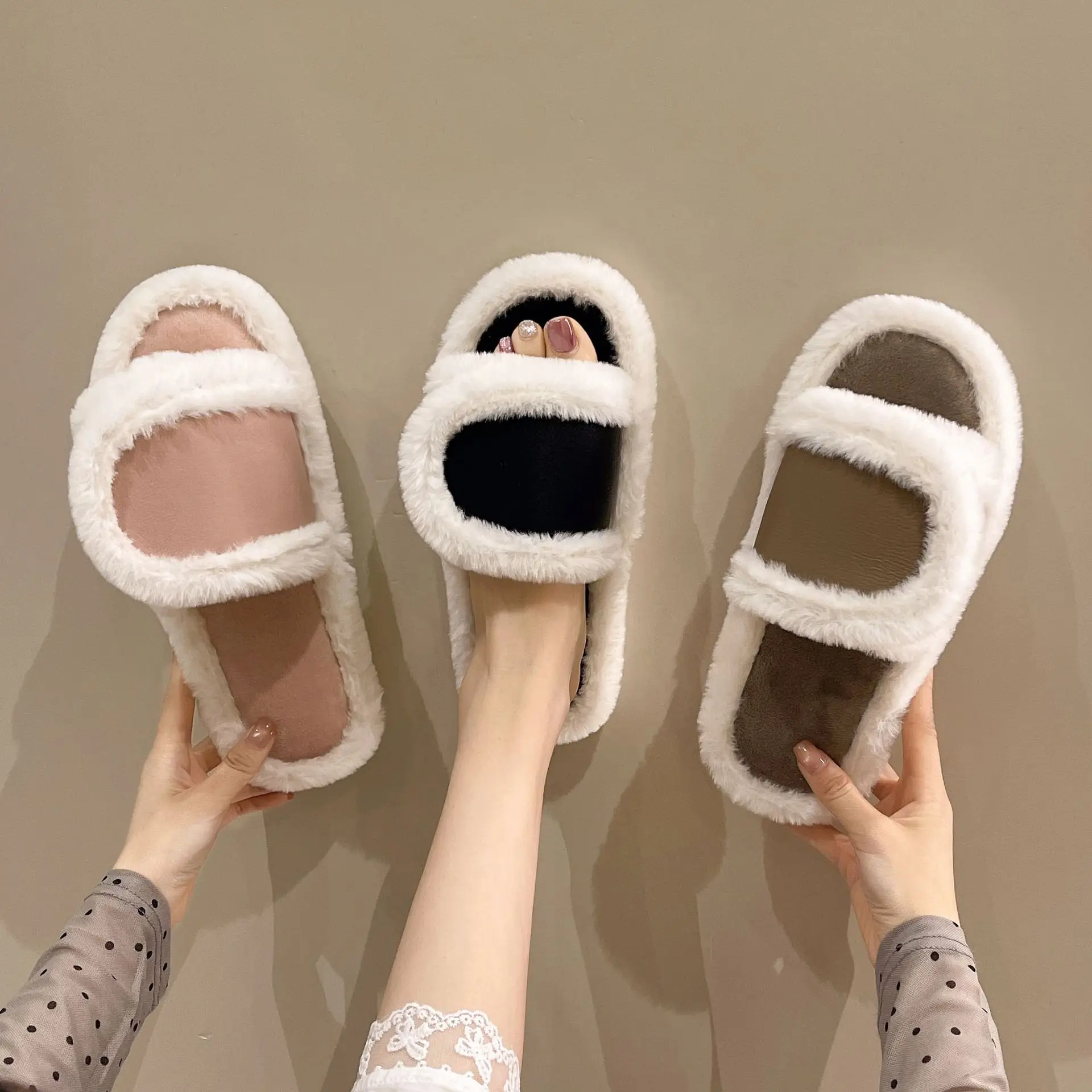 Nouvelles pantoufles en fourrure 2026 pour femmes, tongs moelleuses d'intérieur, mode automne-hiver, tongs légères en EVA, chaussures plates souples pour femme.