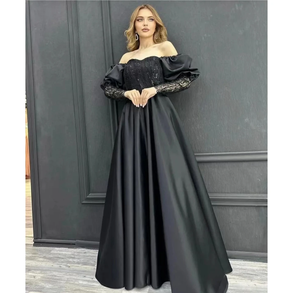 Elegancka czarna suknia wieczorowa z dekoltem w łódkę, cekinami, fason A-line, odkryte ramiona, długość do podłogi, satyna, zamek błyskawiczny, szyta na miarę, suknia formalna 2025